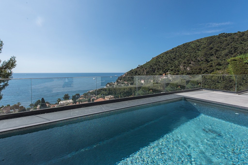 Recently built modern villa close to Monaco