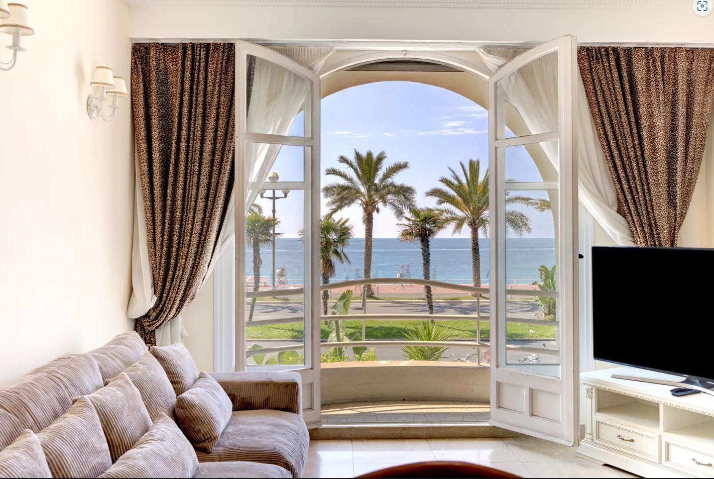 3 bedroom apartment on the Promenade des Anglais