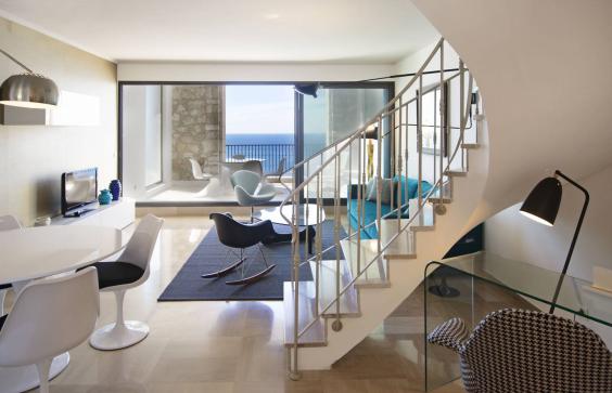 Rent an apartment in Nice in a prestigious residence in front of the sea, Cap de Nice