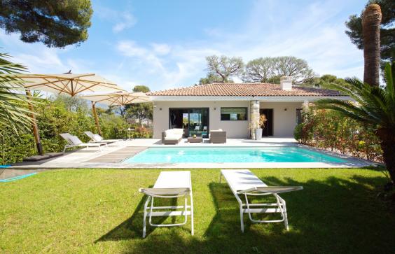 Modern villa in Cap Martin, an elite place near the sea