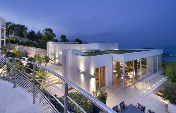 Villa rental in Cap Ferrat, modern design and full service