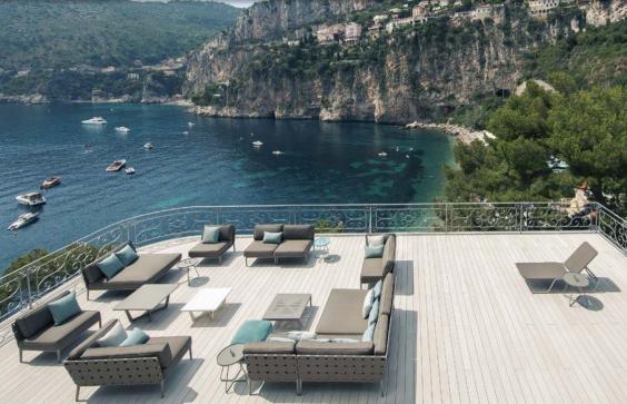 A modern villa for sale in cap d'Ail on the first line of the sea