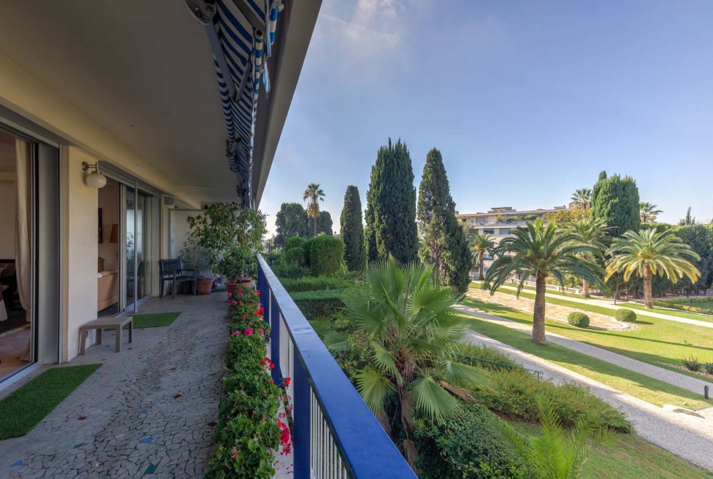 Large garden view terrace apartment in Nice